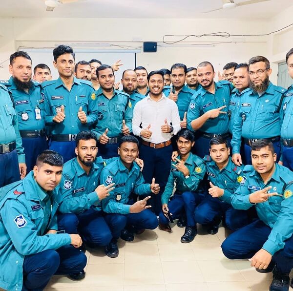 ইমাম হোসেন পুলিশ সদস্যদের সাথে